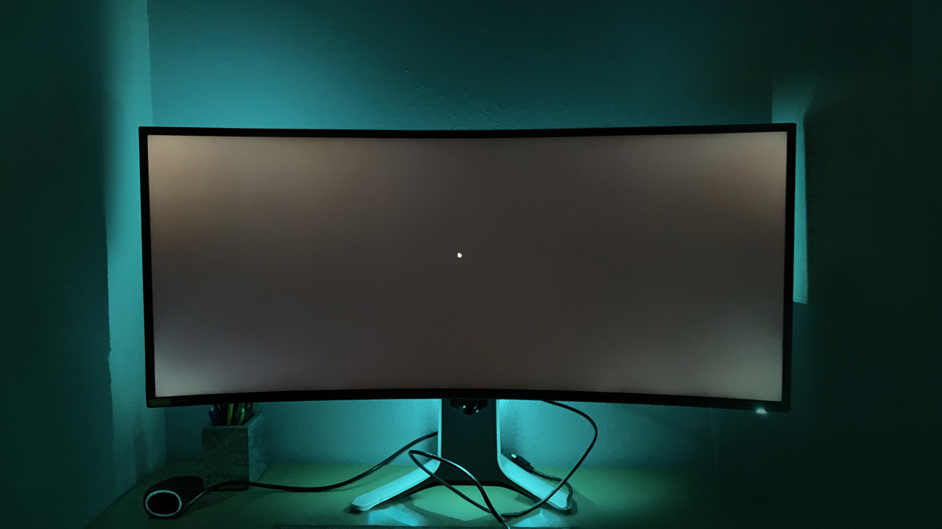 Testing for backlight bleed on a curved gaming monitor.