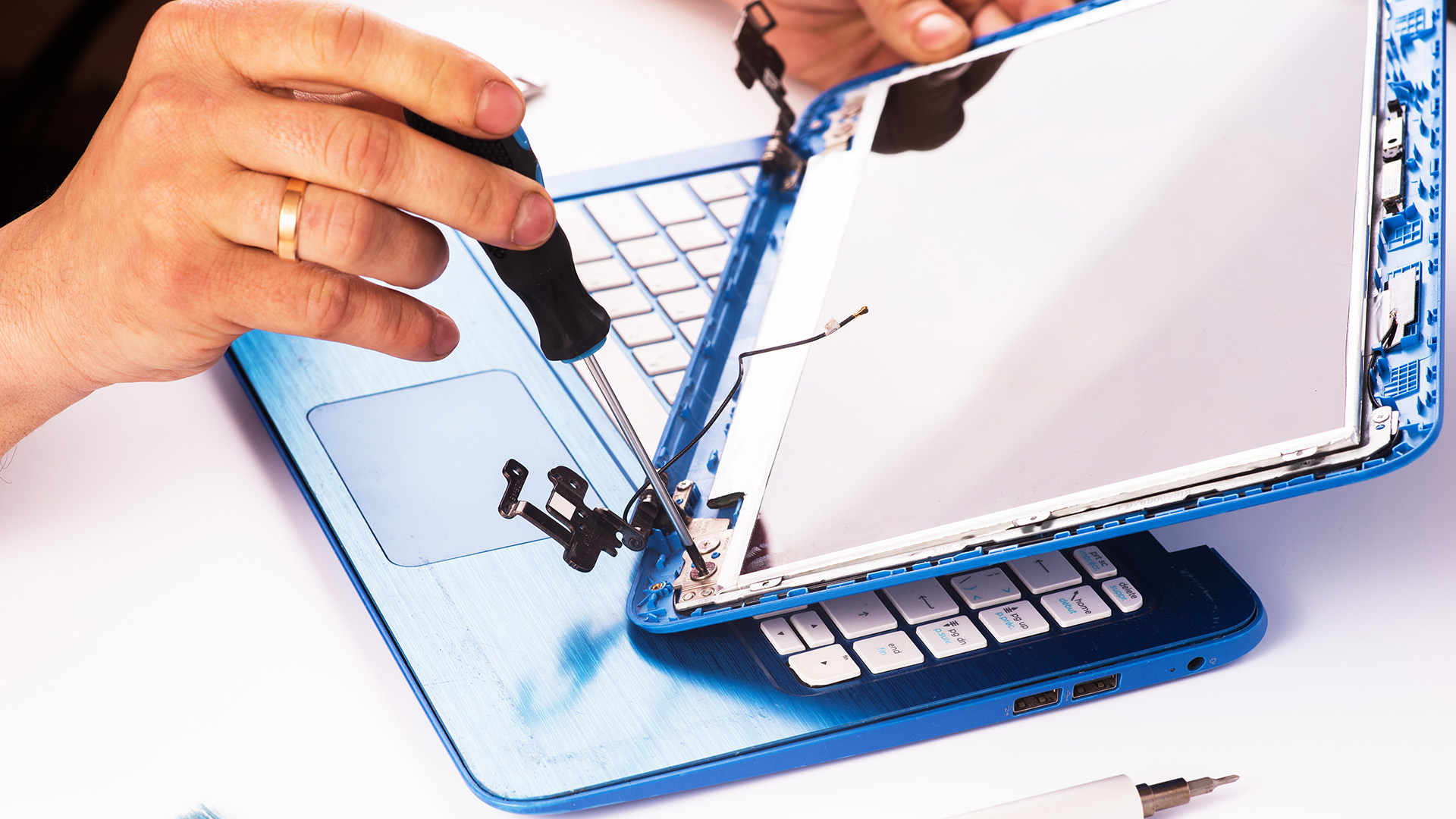 How to Know If the Screen or the Laptop Is the Problem